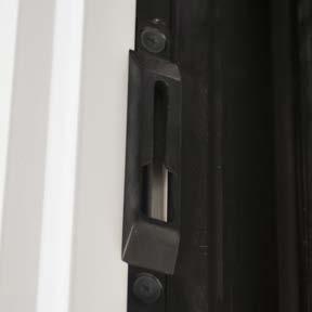 Karmit ja ovilehdet kootaan käyttämällä epäkeskoruuvi- tai tappikiinnityksiä. Ruostumattomat teräksiset nurkkakappaleet varmistavat nurkkien täydellisen sopivuuden.