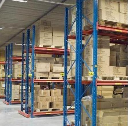 21 Kuormalavavarastointi Kuormalavavarastointi käy hyvin sellaisille tuotteille, joita ei voi pinota päällekkäin. Hyllystö muodostuu vaaka- ja pystypalkeista.
