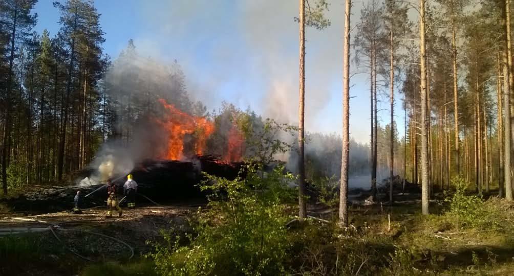 3.2.3 Metsätähdekasat Metsätähde on syytä sijoittaa omiin varastokasoihin. Kasojen mitoituksessa ja koossa pätevät samat suositukset, kuin mitä edellä kohdassa 3.2.2 on todettu.