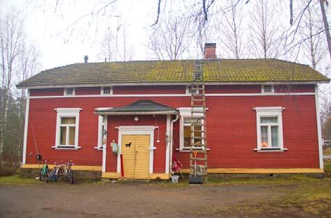 Taustalla ja oikealla näkyy rakentamattoman tontin osan sekä tonttien 2 ja 3 metsää.