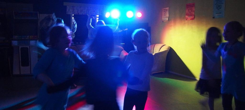Sivu 7 VAPAA-AIKATOIMI TIEDOTTAA Perjantaina 17.11. Luukulla klo 17 19 DISCO 1.-6. -luokkalaisille Buffet! Peli-ilta! Peli-ilta jatkuu nuorten Luukun ajan 19.00-22.00 Alle kouluikäisille to 16.11. liikuntahallilla MLL-salivuorolla oma disco.