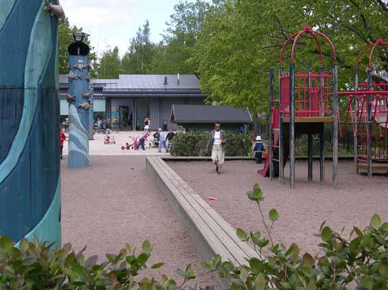 2.7 Lahnalahden puisto Helsinki kaikille projekti on asettanut tavoitteeksi, että jokaiselta alueelta valitaan yksi leikkipuisto, jota kehitetään esteettömäksi, kaikille soveltuvaksi leikkipuistoksi.