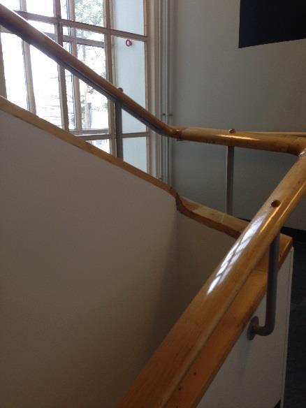 Tummanharmaiden portaiden etureunassa on pienet koholistat, jotka varoittavat portaiden reunasta ja askelman päättymisestä. Ne toimivat ikään kuin tuntokontrastina.