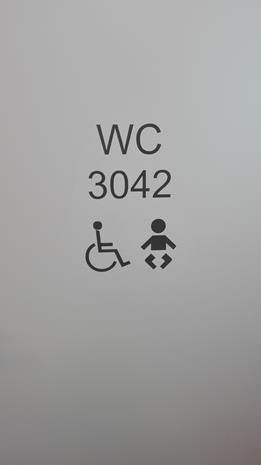 Tutkimushenkilön mukaan hätänaru on liian korkealla, jolloin istuva tai pyörätuolissa oleva asiakas ei välttämättä ylety siihen. KUVA 22. Vessan ovi. Kuvaaja: Nea Silvennoinen KUVA 23.