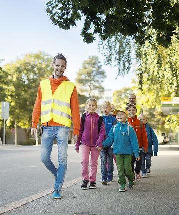 Taidot kehittyvät vähitellen ja harjoittelemalla Vanhemmat Yhdessä liikenteessä Oman lapsen taitojen arviointi Vähitellen itsenäiseksi Koulu Koulumatkan harjoittelu kävellen/pyörällä Kävelevä