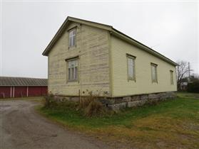 peltoaukeiden ympäröimällä pienellä kumpareella osana Mäkikylän tiivistä talojen ryhmää. Neliöpihaa rajaavat 1900 luvun rakennuksia. Asuinrakennus on näyttävästi hyvin korkealla kivijalalla.