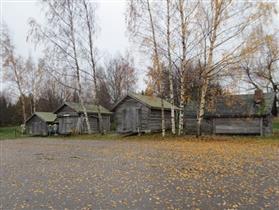 mökki; Varjakka on historiallisesti vanha kalastus ja satamapaikka, jonne on tultu laajalta alueelta kalan pyyntiin.