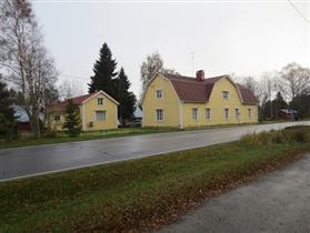 Hollitalli; Vll Maakellaari; Keskeisellä paikalla Lumijoen kirkonkylän raitin ja Pohjanmaan rantatien varrella sijaitseva vanha tila, joka on toiminut kievarina 1860 luvulta aina 1940 luvulle asti.
