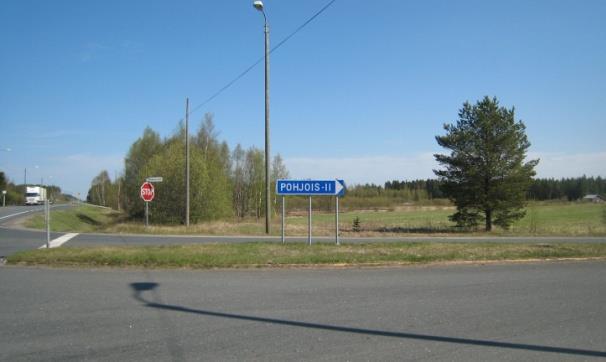 Kuva 1. Näkymä Pohjois-Iistä peltojen yli VT 4:n ja Virkkulantien liittymästä kohteelle 113 1,7 km päähän. Kuva 2. Näkymä Kuivaniemen Asemakylältä etelään kohteelle 115, joka on n. 2 km päässä.