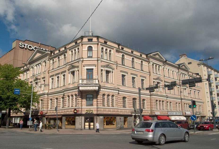 Satamakatu 7:n kivirakenteinen, kolmikerroksinen osa on kaupunginarkkitehti Lambert Pettersonin suunnittelema ja valmistui 1892 (Osoite: Satamakatu 7, Tampere).