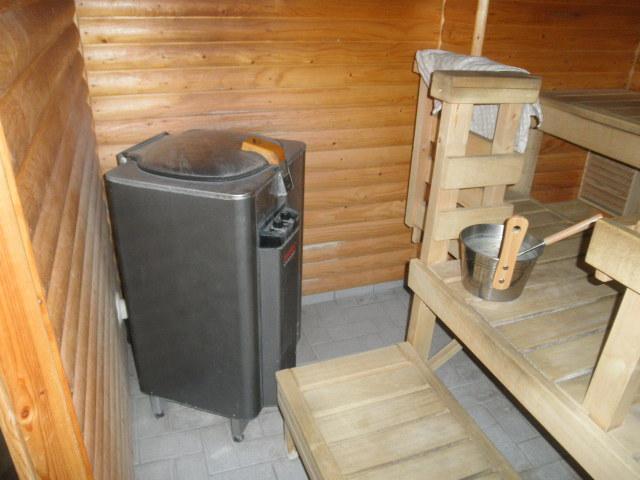 Näin pystytään tarkkailemaan että mihin suuntaan arvot menevät. 7.5 Sauna: -Saunan seinät ja katto paneloitu. Seinäpaneloinnin tuuletusväli riittävä.