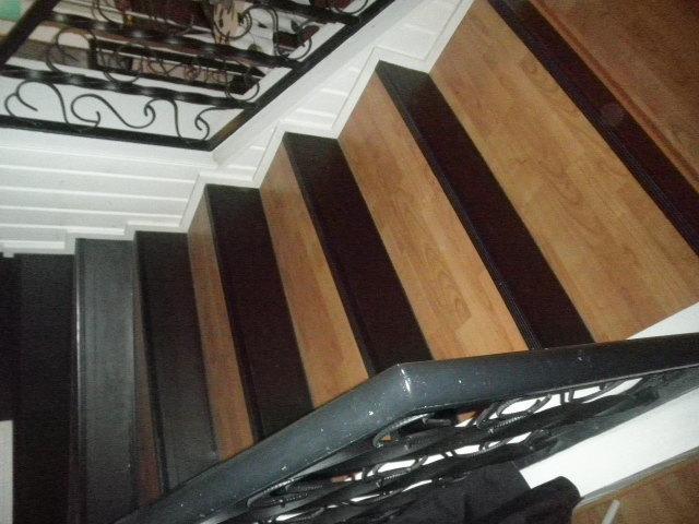 -Suositellaan alakerran portaikkoon käsijohdetta. Alakertaan vievät portaat Yläkertaan vievät portaat 15.