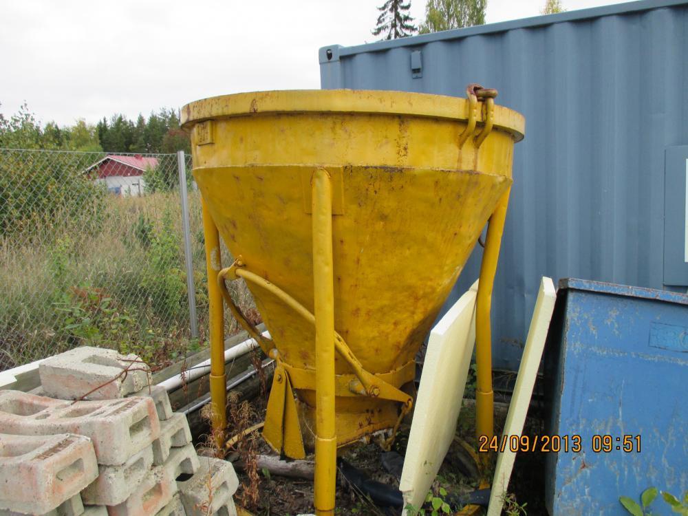 11 Kuva 2 Valusuppilo (Aatu Pajunen) Välittömästi betonointitöiden jälkeen tulee saumaukset suojata olosuhteilta tarkoituksenmukaisella materiaalilla.