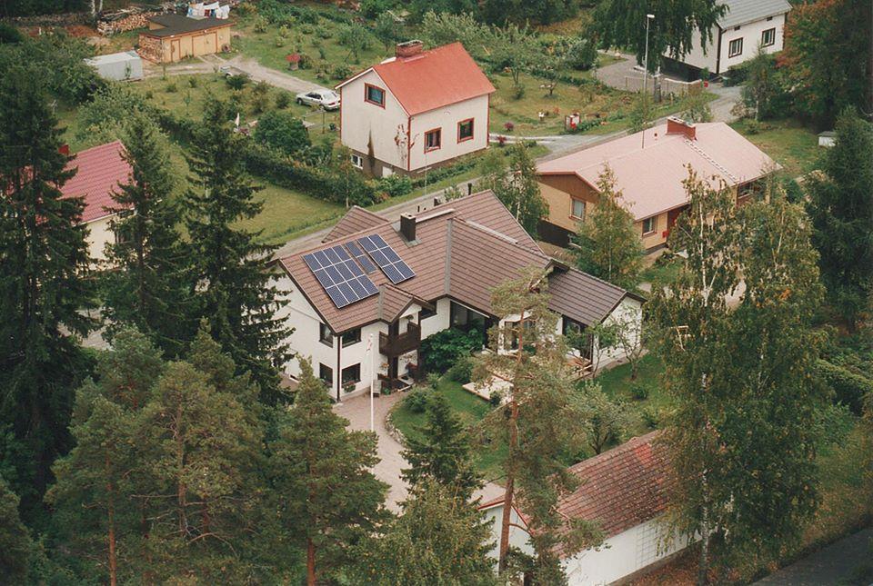 35 4.7.1 Paneelien suuntaus ja kiinnitys Suunniteltavassa kohteessa oli kaksi eri kohtaa katossa mihin paneelit voitaisiin asentaa.