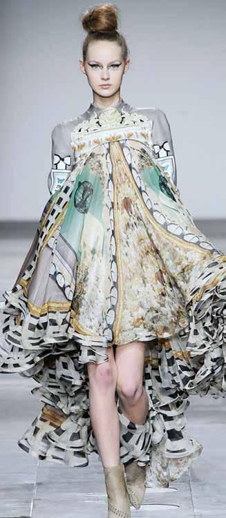 Katrantzoun ura lähti nopeaan nousuun hänen valmistuttuaan Central St. Martinsisin yliopistosta 2008. Opiskeluajoista lähtien Katrantzoun töitä on yhdistänyt digikuosien käyttö mallistoissa.
