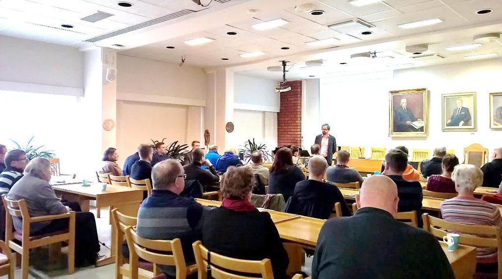 9 (172) Kuva 3-3. Ilmajoen kunnanviraston valtuustosalissa järjestettiin yleisötilaisuus 11.4.2017.