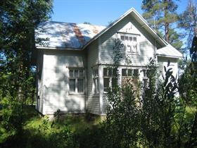päärakennus; sauna; Pihapiiriä rajaavat Asematien varressa asuinrakennus ja sitä vastapäätä talousrakennus.