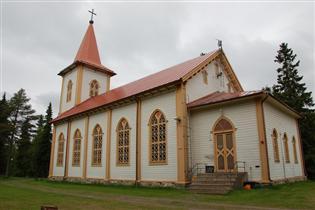 Tyyliltään kirkkorakennus edustaa uusgotiikkaa. Kirkon pihamaata ympäröi luonnonkivimuuri. Alttaritaulu on kuivaniemeläisen Iivari Haltun tekemä jäljennös: Jeesus asettaa myrskyn.