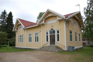 Rautatie on purettu pois 1960 1970 luvuilla. Vuonna 1906 valmistunut asemarakennus on hyvin säilynyt esimerkki tuon ajan asemarakennuksista.