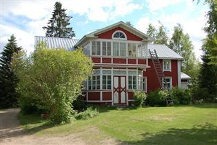 pihapiirin, jonka halki on ennen kulkenut kylätie. Päärakennus on Heikki Akseli Kehuksen 1870 luvulla rakentama kaksikerroksinen asuintalo, joka alun perin rakennettiin paritaloksi.