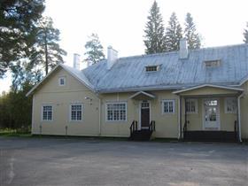 näkyvällä paikalla Iistä Yli Iihin johtavan tien varrella. Koulun pihapiiriin kuuluu kookkaan koulurakennuksen lisäksi talousrakennus ja pieni saunarakennus.