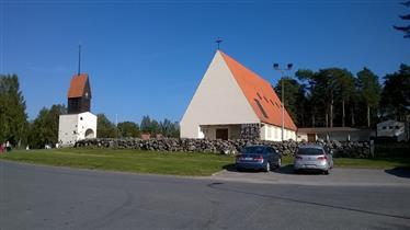 Kirkko on valmistunut vuonna 1950, sen on suunnitellut arkkitehti Strandberg Hytönen. Kirkkorakennuksessa on rapatut julkisivut ja jyrkkälappeinen tiilikatto.