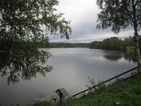 sijaitsevat rinnakkain Iijoen etelärannalla. Pihapiirien päärakennukset sijaitsevat nauhana jokivarressa. Keskimmäisessä Kauppilanmäen kansakoulun pihapiirissä toimii taidekeskus KulttuuriKauppila.