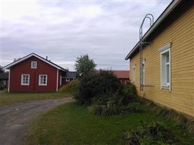 asuinrakennus on kurkihirteen merkityn vuosiluvun mukaan rakennettu vuonna 1807. Se on yksi Iin vanhimpia säilyneitä rakennuksia.