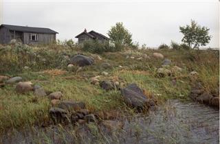 Pihlajakarissa on yhdeksän hirsi ja lautarakenteista kalastajamökkiä: Eskon kämppä, Holman kämppä, Erkin kämppä, Erkin sauna, jäähuone, Erkin vaja ja