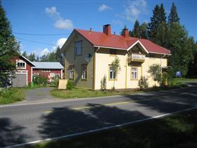 maantiesilta Tarula Tuisku Valto Pernun säätiön talo Asemankylä on hyvä esimerkki rautatieaseman tuntumaan rakentuneesta kyläasutuksesta.