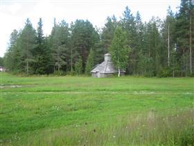 kesähyönteisten kiusa on suurin. Karjarakennustyypin tunnusmerkkinä on pyramidinmuotoinen katto. Kesäkäyttöön rakennetun navetan rakenne ja muoto on kehitetty suojaamaan karjaa hyönteisiltä.