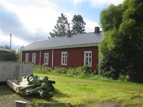 Asuinrakennuksen lisäksi pihaa rajaavat 1900 luvun taitteessa valmistunut navetta sekä puoji varastorakennus. Navetan alaosa on muurattu isoista luonnonkivilohkareista.