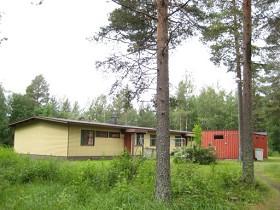 varastot; Paritalot; Sauna; Viipaletalot; Asuinalueeseen kuuluvat seuraavat rakennusryhmät: 1. iso paritalo ja varasto 2. neljä paritaloa varastoineen 3. kolme viipaletaloa varastoineen 4.