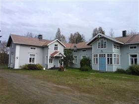 Pihaa rajaavat L kirjaimen muotoinen asuinrakennus ja pitkä talousrakennus. Asuinrakennuksen ensimmäinen osa on rakennettu 1900 luvun taitteessa, ja sitä on laajennettu 1930 luvulla.