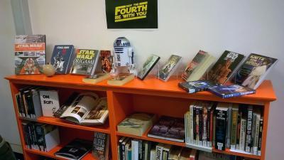 Science library oli saatu aikaan yhdistämällä kahdeksan tiedekuntakirjastoa, ja yksi kirjaston hauskimmista kokoelmista oli alun perin lahjoituksena saatu Science Fiction