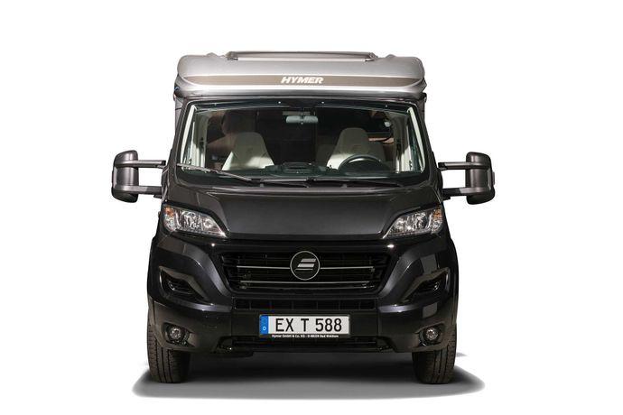 HYMER Exsis-t Ulkopuoli ja säilytystila HYMER Exsis-t 588 edestä, ulkoväri hopea ja ohjaamo musta HYMER Exsis-t