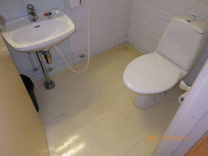 10/46 Lattian eristetilan kosteus tarkastettiin käytävän WC:stä (huone 116). Lattian eristetilassa oli ko. kohdassa irtovettä (mittapiste 1). Lattian pintabetoni oli märkä (mittapiste A). Kuva 8.