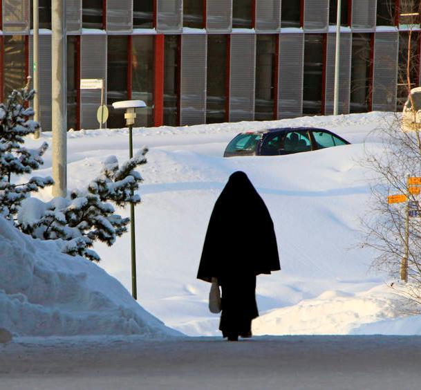 2. Asumisperusteinen sosiaaliturva Selvitetään Suomeen tulevien ja Suomesta lähtevien henkilöiden asumisperusteisen sosiaaliturvan alkamisen ja päättymisen kriteerit Asumisperusteisella