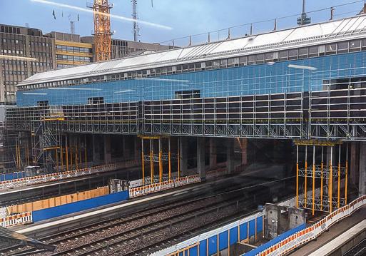 takaamaan rakennettiin PERI UP Flex -telineistä ja GT 24 -palkeista väliaikainen siirtymäsilta.
