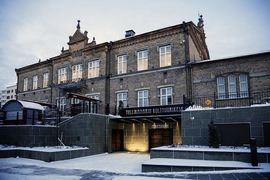 SISÄÄNKÄYNNIN SIIRTO JA MAANALAISET TILAT 16/20 Nykyinen sisäänkäynti toimii, mutta on piilossa.