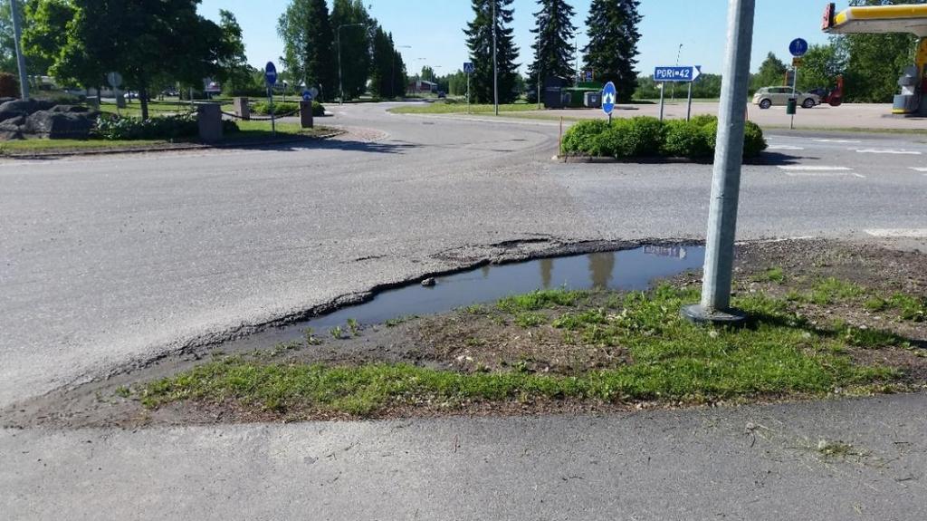 70 levennetty selvästi piennarta sisentämällä, on liittymähaarojen välinen kulma silti liian jyrkkä raskaan liikenteen ajettavaksi ajorataa pitkin. Kuva 21.