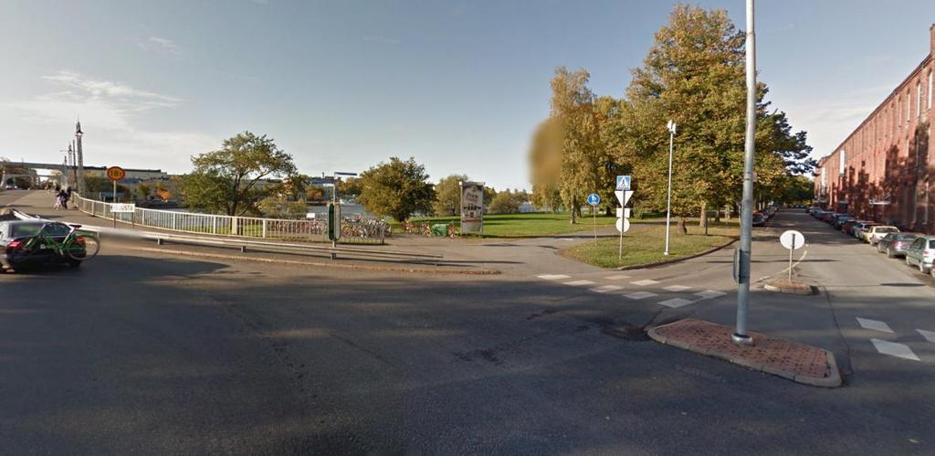 76 Kuva 26. Näkymä Porin sillan kiertoliittymän kiertotilasta sillalta kiertoliittymään saapuvalle yhdistetylle pyörätielle ja jalkakäytävälle (Google Maps 2017).