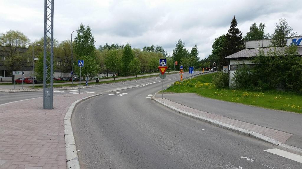 82 päin poistuttaessa, noin sadan metrin päässä kiertoliittymästä, on vanha rautatien tasoristeys.