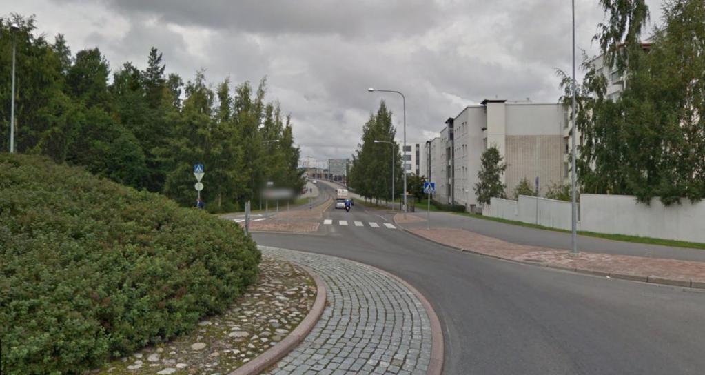 85 kiertoliittymästä muodostuu erittäin pitkäksi ja autoilijan mielenkiinto ja katse kohdistuvat Jyväskylän keskustan suuntaan jo kauan ennen suojatielle ja pyörätien jatkeelle saapumista (kuva 36).