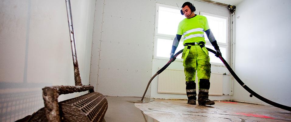 17 Kuva 7, Lattian tasoittamista pumppaamalla [6.] 3.1.2 Käsin oikaisu Lattioiden oikaiseminen käsin on huomattavasti hitaampi vaihtoehto, kuin tasoittaminen pumppaamalla, jos lattiapinta joudutaan tasoittamaan kokonaan.