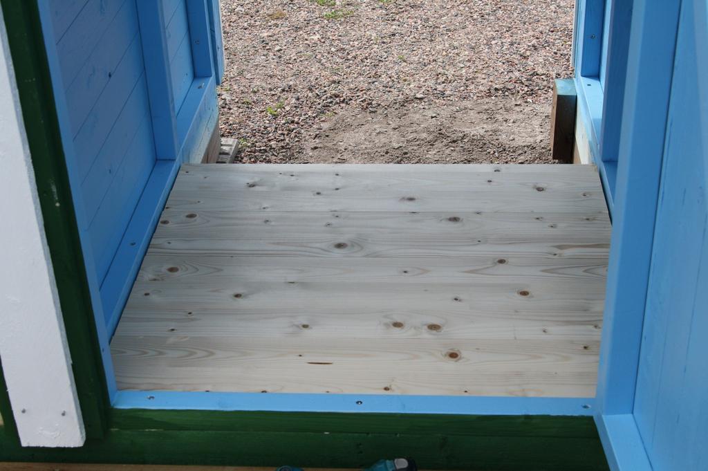 Lattia, istuin, Green Toilet Asenna lattialevy (isoin levyistä) paikalleen,