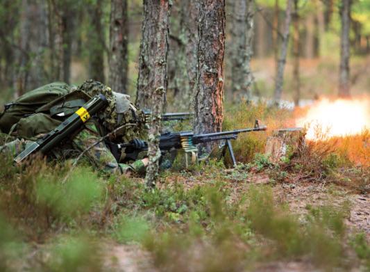 K U T S U N T A L MAAVOIMAT JUUSO KOKKONEN KUVAT: VALTTERI NEVALAINEN & OLLI LAITINEN MAAVOIMAT on puolustusvoimien suurin puolustushaara. Maavoimien sodan ajan joukkoihin kuuluu 160 000 sotilasta.