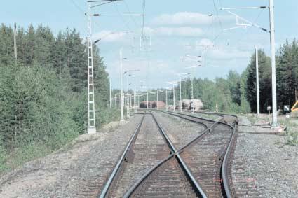 A view from the entrance track where it is possible to see point 1 and railway yard (km 499). It was impossible to see the shunting work unit. Kuva 3. Figure 3. Vaaratilanne Naarajärvellä 11.6.1997.