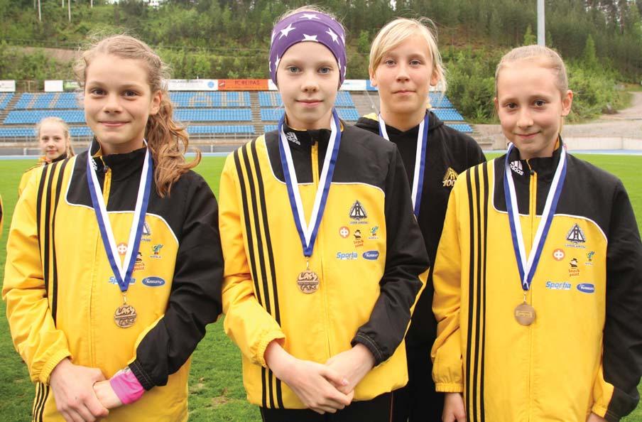 T12 4x100m: Mona Heino, Iida Pousi, Ella Munukka,