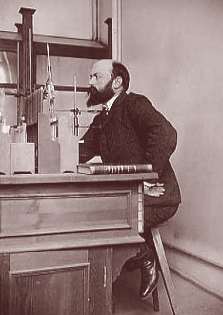 Gustaf Guss Mattsson laboratoriossaan.